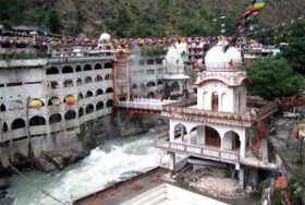 kullu manikaran tour by tempo traveller